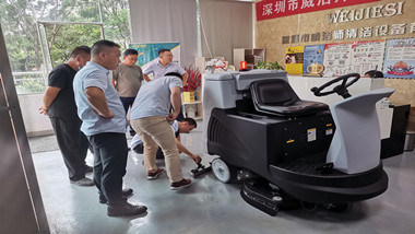 驾驶式扫地机哪个好？？？？？该怎么选择？？？？？