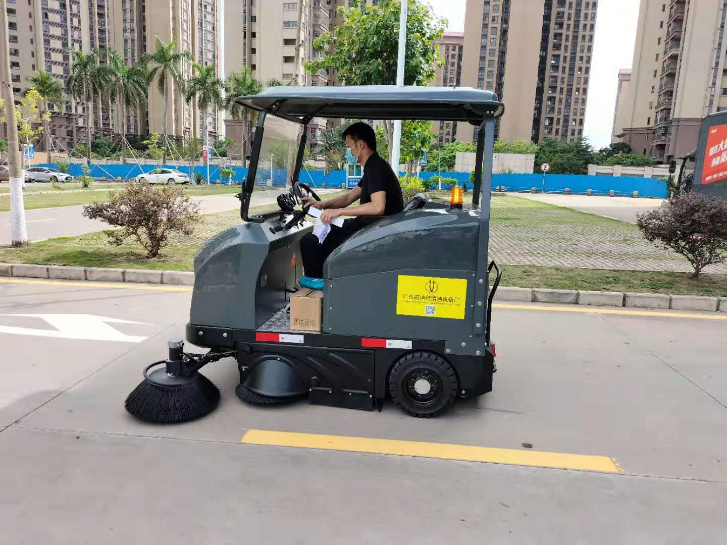 智能驱动，，，，，，清洁未来：驾驶式扫地车的刷新之路